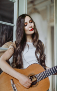 yuliya lonskaya spielt gitarre für das konzert historia de un amor